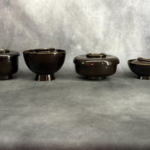 ヴィンテージ木製漆塗りボウル 8 個セット、ヴィンテージ日本製黒/茶色漆塗りボウル