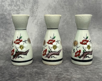 Trio von Vintage handgemalten japanischen Saki-Flaschen, japanischer Porzellan Saki-Krug