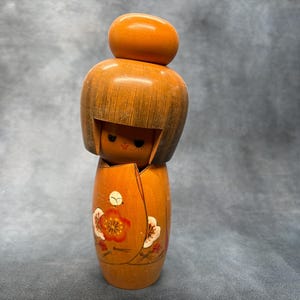 Boneca Kojo Tanaka Kokeshi, Sosaku Kokeshi de madeira vintage, arte popular feita à mão do Japão
