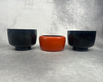 Set gelakte kommen, vintage Japanse zwart/oranje voerkommen