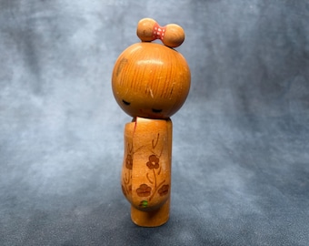 Puede incluir: Un letrero de madera rústica con el texto "Welcome to our porch" en letras blancas. El letrero presenta un acabado envejecido y un diseño sencillo y acogedor, ideal para la decoración exterior.