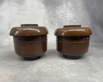 茶色の蓋付き木製漆塗り蒸し器カップ/ボウルのペア、アンティークの日本のキッチンウェア