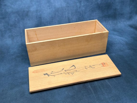 もんたん壹 泉 作 絹本彩色画 タイトル【 狸 の 酒 買い 】 収納箱 壹 泉 作 絹本彩色画 タイトル【 狸 の 酒 買い 】 収納箱