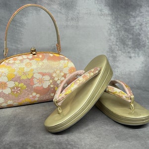 Hochwertige Zanmai Furisode-Tasche mit passenden Zori-Sandalen im Luxus-Set. Vintage japanische Kimono-Accessoires / formelle Ware, Schuhe und Taschen-Set