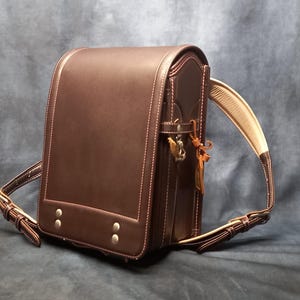 Sac à dos Randoseru, marron avec surpiqûres roses Sac Randoseru japonais à coutures serrées, cartable japonais marron