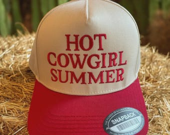 Cappello estivo da cowgirl sexy – Cappellino da camionista rosso e naturale, modello snapback per addio al nubilato in stile western.