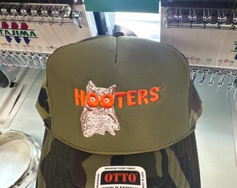 Cappellino da camionista HOOTERS – Scritta arancione ricamata, parte frontale in schiuma, chiusura snapback