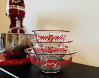 3ER-SET - Pyrex-Nistschale im Vintage-Stil mit roten Kirschen, 1969.