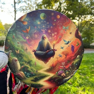 Pode incluir: Uma obra de arte redonda e colorida com uma figura meditando com uma longa barba branca, rodeada por imagens vibrantes da natureza, pássaros e elementos celestes. A obra de arte tem uma qualidade onírica com uma rica paleta de cores.