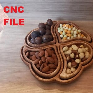 以下が含まれることがあります： 四つ葉のクローバーの形をした、木製の4つのセクションに分かれたサービングディッシュ。各セクションには、アーモンド、ヘーゼルナッツ、チョコレートキャンディー、小さな丸いキャンディーなど、さまざまなスナックが詰められています。