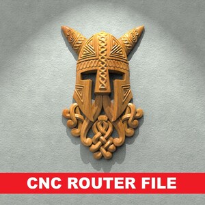 Puede incluir: Una talla de madera de un casco vikingo con detalles intrincados, incluyendo cuernos y una barba estilizada. La talla es de color marrón claro y está montada sobre un fondo gris. El texto "CNC ROUTER FILE" se muestra en una pancarta roja.