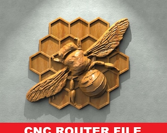 Puede incluir: Una escultura de madera de una abeja con alas detalladas y un fondo de panal. La abeja está colocada encima del panal, con las alas extendidas. La escultura es de color marrón claro y tiene un acabado de madera natural.