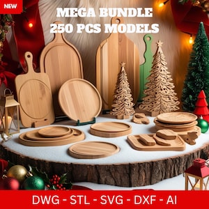 Op de afbeelding: Een verzameling van 250 houten snijplanken en kerstboomversieringen in verschillende maten en vormen. De houten items zijn gerangschikt op een boomstronk met een rode en groene achtergrond. De tekst "MEGA BUNDLE 250 PCS MODELS" wordt weergegeven in witte letters op een rode achtergrond. De tekst "DWG - STL - SVG - DXF - AI" wordt weergegeven in witte letters op een rode achtergrond.