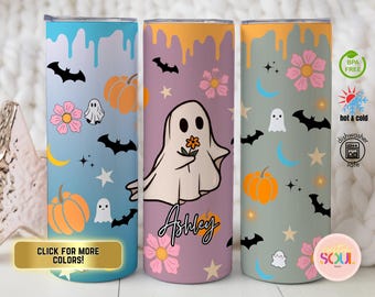 Può includere: Tre bicchieri isolati a tema Halloween con vari disegni. Uno è azzurro con pipistrelli, zucche e fantasmi. Un altro è viola con un fantasma che tiene un fiore e il nome "Ashley". Il terzo è verde con zucche, pipistrelli e stelle.