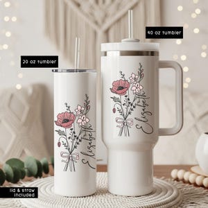 Puede incluir: Dos vasos aislados blancos con dise&ntilde;os florales y el nombre "Elizabeth" en escritura cursiva. Uno es un vaso de 591 ml con pajita, y el otro es un vaso de 1183 ml con asa. Ambos tienen un ramo de flores rosas.