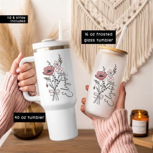 Puede incluir: Una taza de cer&aacute;mica blanca con un asa negra y el texto "But First, Coffee" en negrita negra. La taza se encuentra sobre un fondo borroso, sugiriendo un ambiente acogedor.