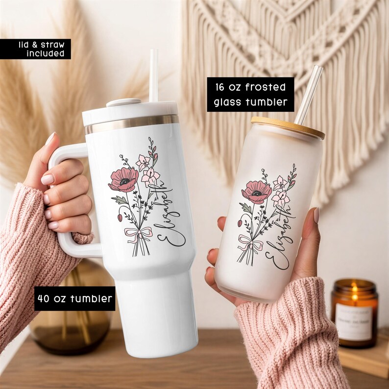 Puede incluir: Una taza de cer&aacute;mica blanca con un asa negra y el texto "But First, Coffee" en negrita negra. La taza se encuentra sobre un fondo borroso, sugiriendo un ambiente acogedor.