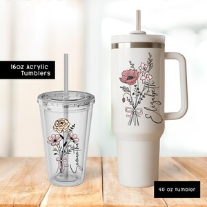 Puede incluir: Dos vasos en una superficie de madera. Uno es un vaso acr&iacute;lico transparente de 473 ml con un dise&ntilde;o floral y el nombre "Samantha". El otro es un vaso blanco de 1183 ml con asa, dise&ntilde;o floral y el nombre "Elizabeth".