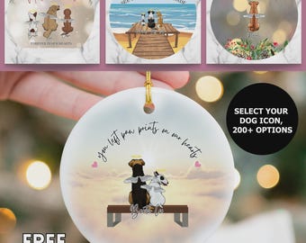 Può includere: Un ornamento rotondo in ceramica bianca con un cordino dorato, raffigurante un'illustrazione di un cane con le ali d'angelo e la scritta "you left paw prints on our hearts". L'ornamento presenta anche la scritta "FREE GIFT BOX" e "SELECT YOUR DOG ICON, 200+ OPTIONS."