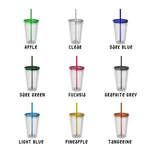 Puede incluir: Nueve vasos de pl&aacute;stico transparente con tapas y pajitas de colores. Los colores incluyen verde manzana, transparente, azul oscuro, verde oscuro, fucsia, gris grafito, azul claro, amarillo pi&ntilde;a y naranja mandarina. Cada vaso tiene una tapa y una pajita a juego, con el nombre del color impreso debajo.