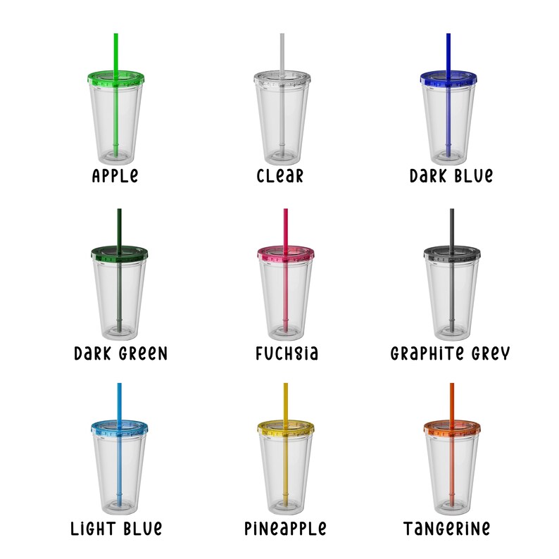 Puede incluir: Nueve vasos de pl&aacute;stico transparente con tapas y pajitas de colores. Los colores incluyen verde manzana, transparente, azul oscuro, verde oscuro, fucsia, gris grafito, azul claro, amarillo pi&ntilde;a y naranja mandarina. Cada vaso tiene una tapa y una pajita a juego, con el nombre del color impreso debajo.