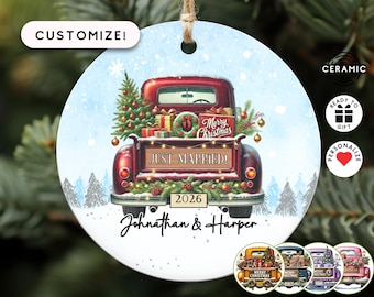 Può includere: Ornamento natalizio rotondo in ceramica con un camion rosso vintage che trasporta un albero di Natale e regali. Il camion mostra "Merry Christmas" e "Just Married!" con l'anno 2026. I nomi "Johnathan & Harper" sono sotto. Con cordino per appenderlo.