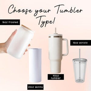 Puede incluir: Una taza de cer&aacute;mica blanca con un asa negra y el texto "But First, Coffee" en un estilo manuscrito. La taza est&aacute; sobre una superficie blanca. La taza mide aproximadamente 10 cm de alto.