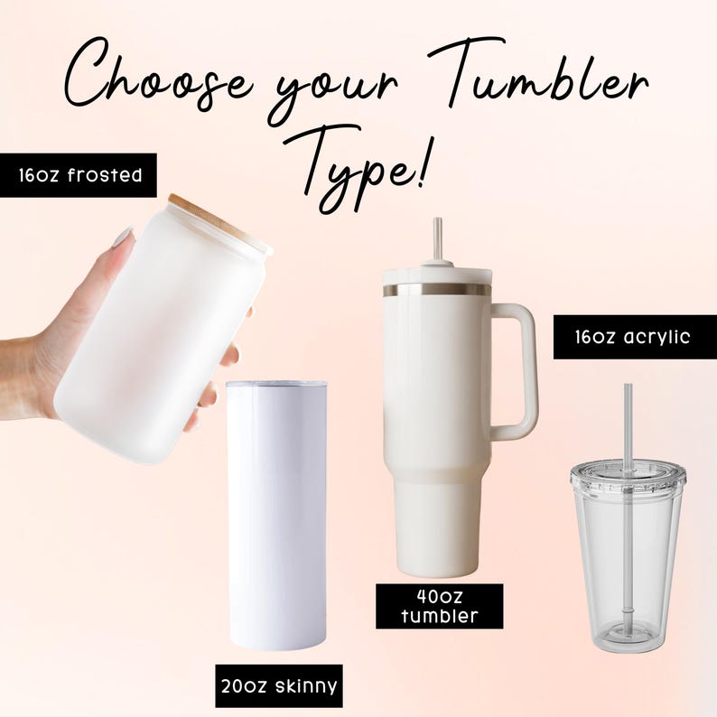 Puede incluir: Una taza de cer&aacute;mica blanca con un asa negra y el texto "But First, Coffee" en un estilo manuscrito. La taza est&aacute; sobre una superficie blanca. La taza mide aproximadamente 10 cm de alto.