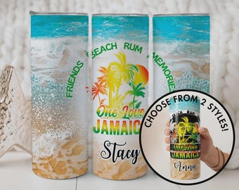 Può includere: Tre bicchieri alti e isolati con un design a tema spiaggia. Il design include un oceano turchese, sabbia, palme e le parole "Friends, Beach, Rum, Memories, One Love Jamaica, Stacy". Un'immagine più piccola mostra il bicchiere tenuto da una persona.