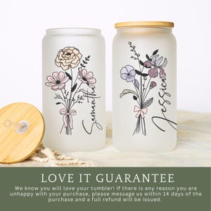 Puede incluir: Dos vasos de vidrio esmerilado con dise&ntilde;os florales y tapas de bamb&uacute;. Uno presenta un ramo con el nombre "Samantha", el otro con "Jessica". Los arreglos florales incluyen flores rosas, moradas y melocot&oacute;n atadas con cintas rosas. Se ve una tapa de bamb&uacute;.