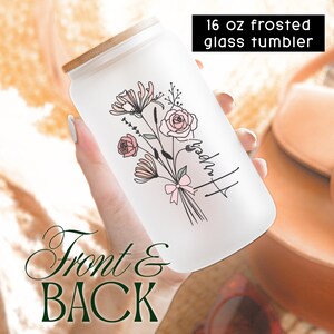 Puede incluir: Un vaso de vidrio esmerilado con tapa de bamb&uacute;, con un dise&ntilde;o floral con detalles en rosa y negro. El vaso tiene una capacidad de aproximadamente 473 ml. El texto "Front & Back" est&aacute; en la parte inferior y "Harper" en el lateral.