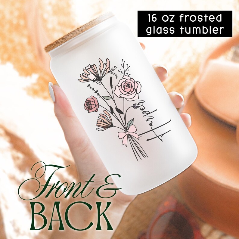 Puede incluir: Un vaso de vidrio esmerilado con tapa de bamb&uacute;, con un dise&ntilde;o floral con detalles en rosa y negro. El vaso tiene una capacidad de aproximadamente 473 ml. El texto "Front & Back" est&aacute; en la parte inferior y "Harper" en el lateral.