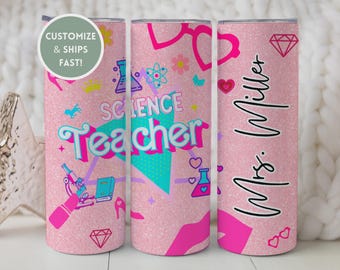 Può includere: Un bicchiere rosa glitterato a tema insegnante di scienze. Il bicchiere presenta le parole "Science Teacher" in un design colorato, insieme a grafiche scientifiche e il nome "Mrs. Miller".