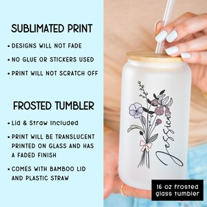 Puede incluir: Un letrero de madera hecho a mano con la palabra "Welcome" en una fuente caprichosa. El letrero pintado de blanco tiene un acabado envejecido y un dise&ntilde;o floral en tonos rosas y verdes. Dise&ntilde;ado para colgar en una puerta o pared. Hecho de madera.