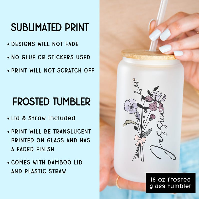 Puede incluir: Un letrero de madera hecho a mano con la palabra "Welcome" en una fuente caprichosa. El letrero pintado de blanco tiene un acabado envejecido y un dise&ntilde;o floral en tonos rosas y verdes. Dise&ntilde;ado para colgar en una puerta o pared. Hecho de madera.