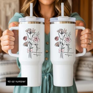 Puede incluir: Un conjunto de tres jarrones de cer&aacute;mica de diferentes tama&ntilde;os y formas. Los jarrones est&aacute;n esmaltados en un acabado blanco mate, con una superficie texturizada. El jarr&oacute;n m&aacute;s alto mide aproximadamente 25 cm de altura.