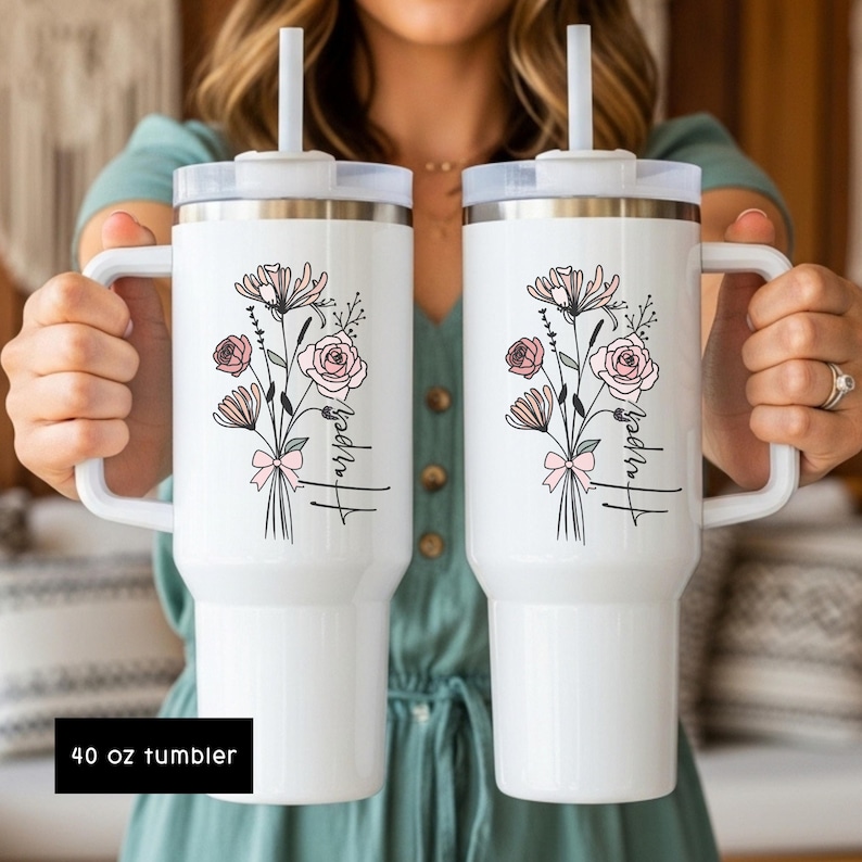 Puede incluir: Un conjunto de tres jarrones de cer&aacute;mica de diferentes tama&ntilde;os y formas. Los jarrones est&aacute;n esmaltados en un acabado blanco mate, con una superficie texturizada. El jarr&oacute;n m&aacute;s alto mide aproximadamente 25 cm de altura.