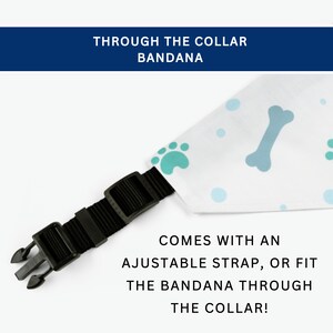 K&ouml;nnte beinhalten: Wei&szlig;es Hunde-Bandana mit blauem Knochen- und Pfotenabdruckmuster. Das Bandana hat einen verstellbaren schwarzen Riemen und den Text "THROUGH THE COLLAR BANDANA". Der Text lautet auch "COMES WITH AN ADJUSTABLE STRAP, OR FIT THE BANDANA THROUGH THE COLLAR!"
