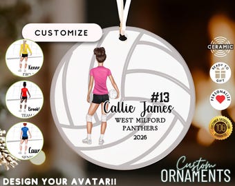 Può includere: Ornamento di pallavolo in ceramica bianca con un design a pallavolo e un'illustrazione di un giocatore di pallavolo. L'ornamento è personalizzato con il nome "Callie James", il nome della squadra e l'anno. Include il testo "Personalizza" e "Progetta il tuo avatar!!"