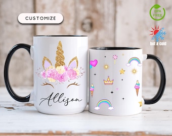 Può includere: Due tazze in ceramica bianca con manici e bordi neri. Una tazza presenta un design di unicorno dorato con il nome "Allison". L'altra tazza ha un motivo di arcobaleni, coni gelato e stelle. Le tazze sono prive di BPA e adatte a bevande calde e fredde.