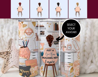 Pode incluir: Um copo de aço inoxidável com um design que apresenta uma mulher em uma mesa com o texto "Just a Girl Boss Building Her Empire". O design inclui uma seleção de avatares e ilustrações com tema de escritório.