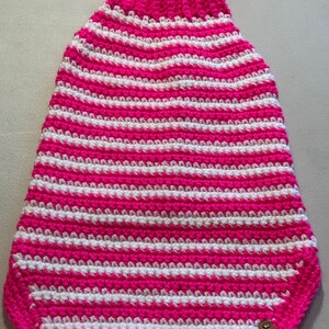 Maglione per cani a righe rosa shocking e bianche - Uncinetto
