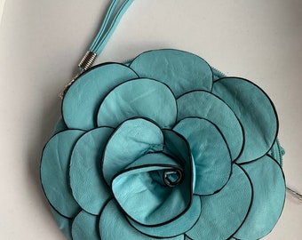 Elegante Handtasche in Blütenform türkis mit schwarzer Umrandung zum Umhängen