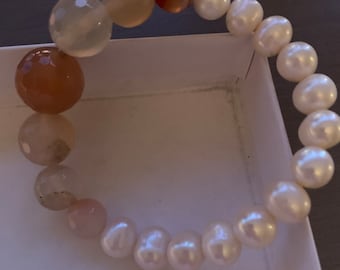 Sehr elegantes elastisches Armband mit 13 echten Süßwasser Perlen 9,0cm Durchmesser und 6 Halbedelsteinen (Carneol) 16,0 -12,0 cm