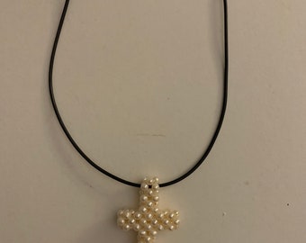 Sehr ausgefallenes Kreuz mit echten Süßwasser Perlen an einem Kautschuckband