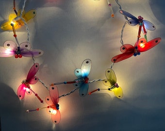 Guirlande lumineuse libellule imaginative et élaborée, colorée avec 20 lumières, 3 m de long, fabriquée à la main pour une utilisation en intérieur