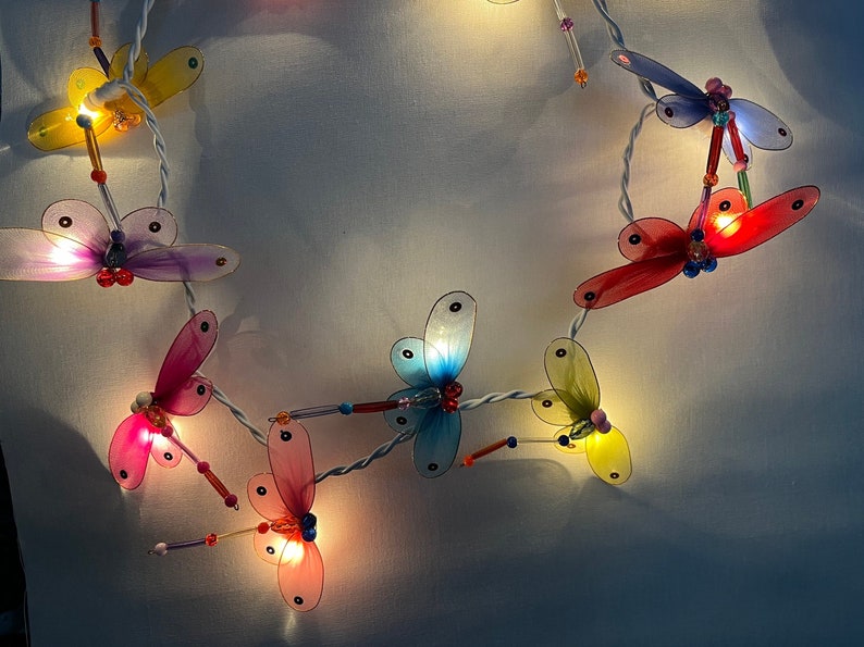 Fantasievolle aufwändige Lichterkette Libelle bunt mit 20 Lichtern 3m lang handgearbeitet für Innen Bild 1
