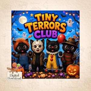 Può includere: Un download digitale che mostra quattro gattini neri vestiti da personaggi horror sotto il testo Tiny Terrors Club. I gattini indossano costumi che ricordano Chucky, Jason, un clown e Freddy, circondati da caramelle, fantasmi e una zucca.