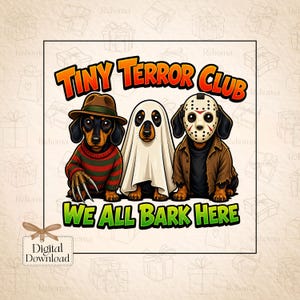 Può includere: Un'illustrazione grafica con tre bassotti vestiti con costumi horror. Il testo recita TINY TERROR CLUB e WE ALL BARK HERE. Un cane indossa un maglione a righe e un guanto con artigli, uno è un fantasma e uno indossa una maschera da hockey.