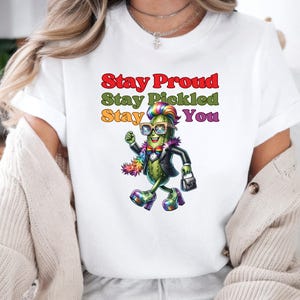 Stay Proud PNG、MAGA 抗議 PNG、ゲイ プライド クリップ アート、LGBTQ+ シャツ PNG、LGBT プライド、クィア シャツ デザイン、昇華プライド デザイン、ピクル